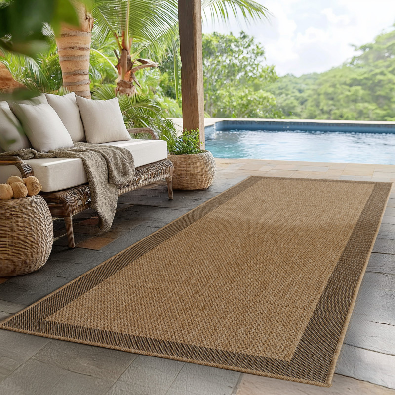 Beige utomhusmatta under loungemöbler vid en pool